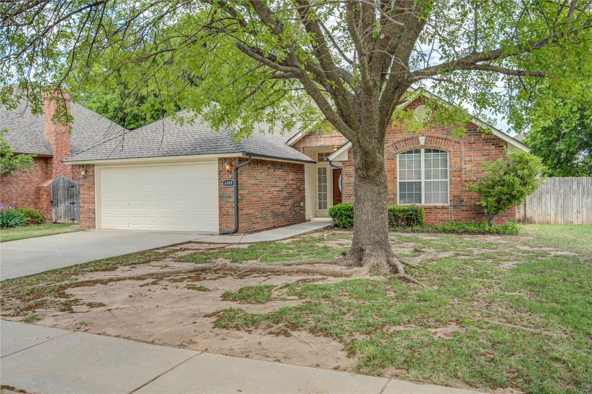 It's TRUE. Its REAL! Located in a wonderful neighborhood on the west side of Norman UNDER $250K!
3 Bedrooms, 2 Full Baths, 2 Car Garage.  Large Living Area, & Spacious Bedrooms. A fantastic location and great schools. Located close to restaurants, shops & Sooner Mall. Great curb appeal, Nice sized Backyard.  Priced reflecting needed carpet, paint, and removal of some wallpaper.  Great opportunity for buyer to design this home to their tastes!