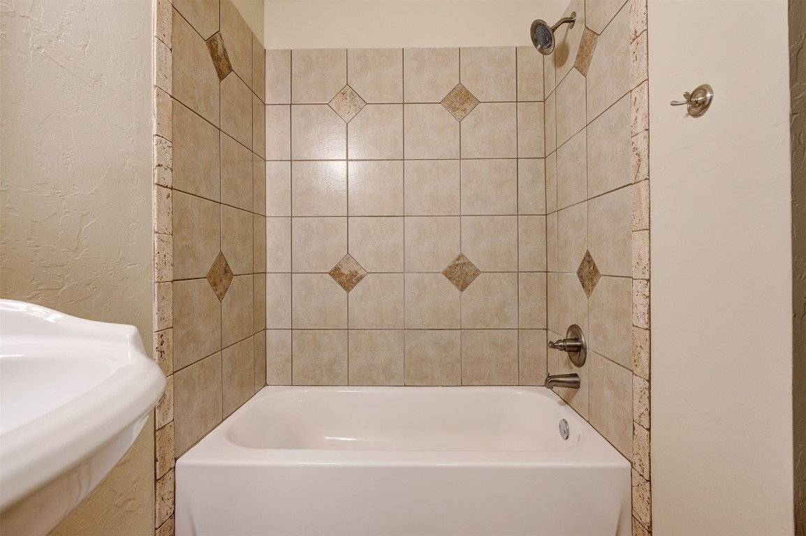 11748 SW 21st Street, Yukon, OK 73099 bathroom featuring tiled shower / bath combo
