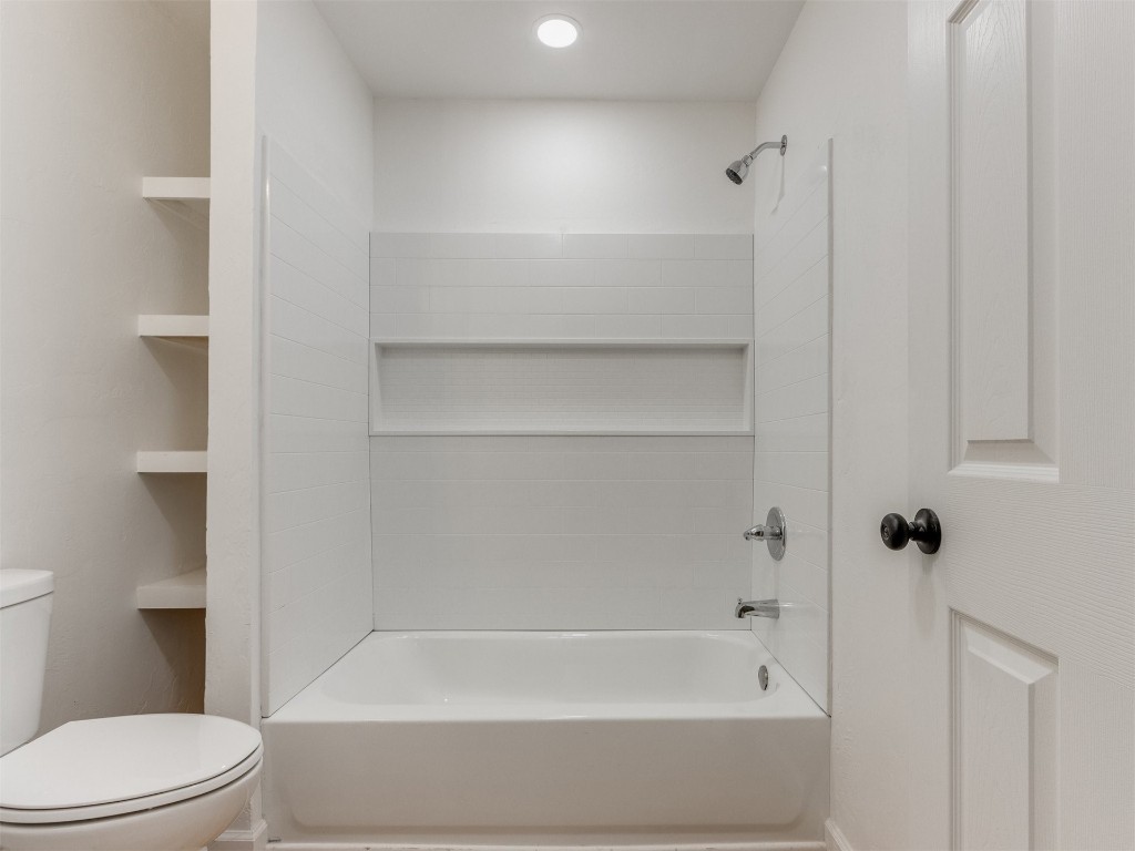 405 S Drexel Street, Guthrie, OK 73044 full bathroom featuring wood-type flooring, oversized vanity, tiled shower / bath combo, and toilet