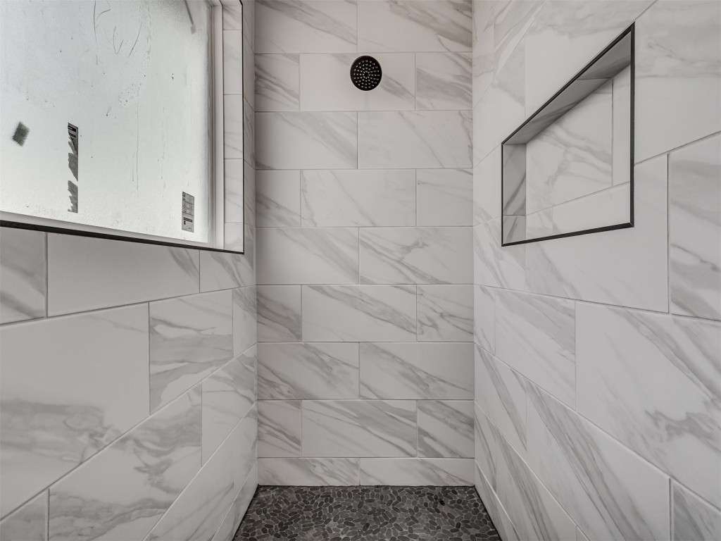 118 NE Primrose Point Avenue, Piedmont, OK 73128 bathroom with a tile shower