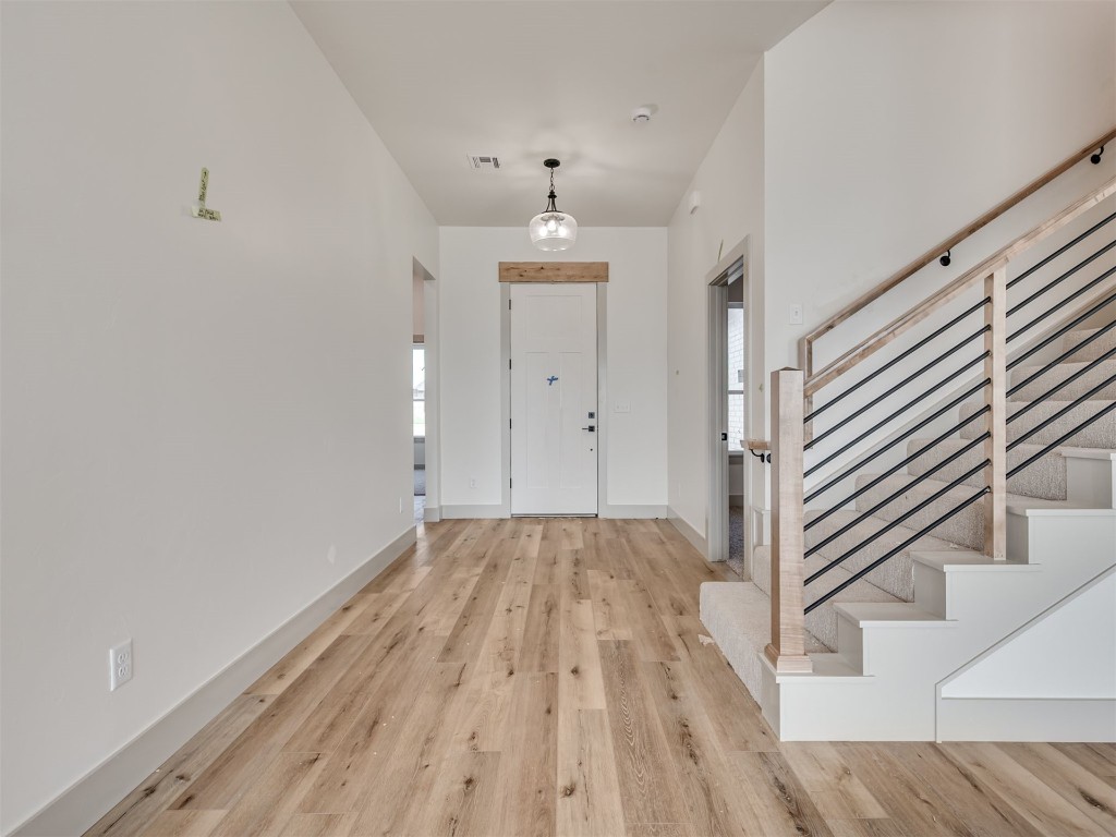 118 NE Primrose Point Avenue, Piedmont, OK 73128 entryway featuring light wood-type flooring