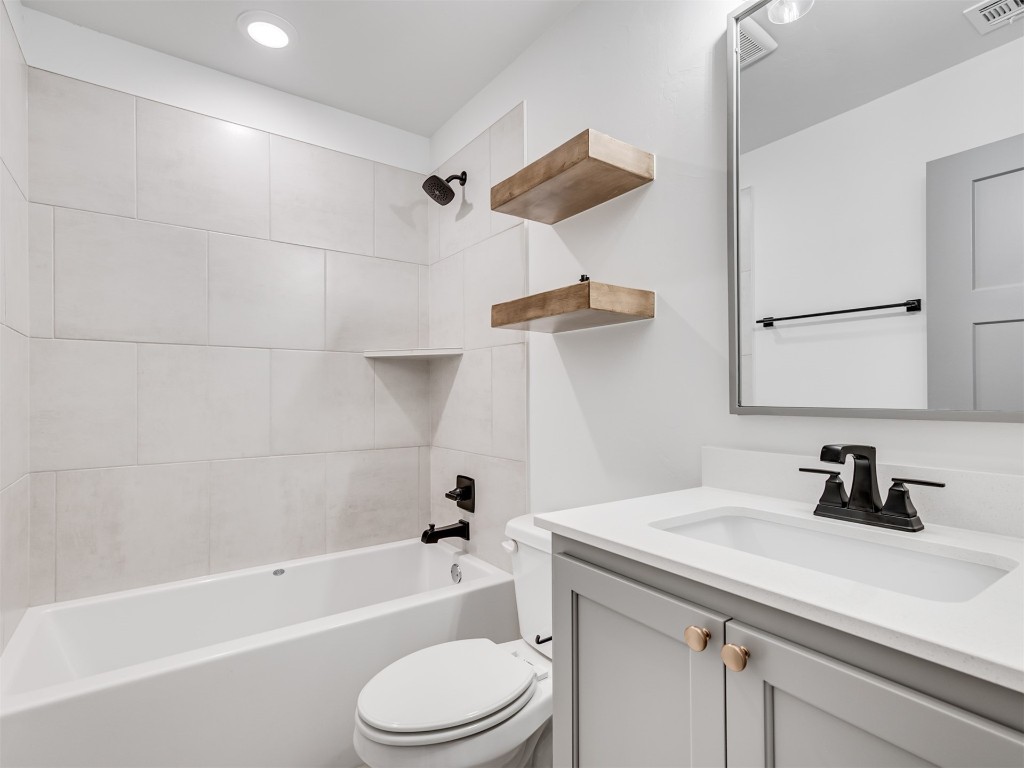 446 Venetian Avenue, Piedmont, OK 73078 full bathroom featuring tiled shower / bath combo, oversized vanity, and toilet