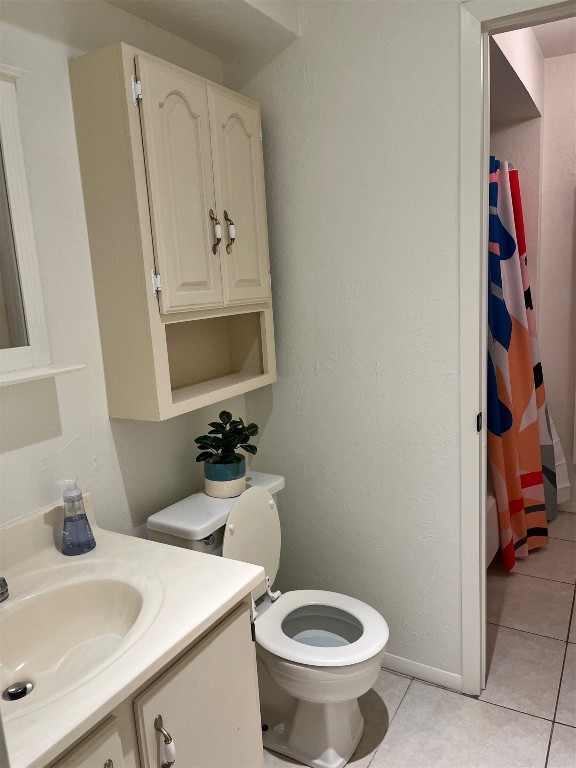 9601 Hefner Village Boulevard, Oklahoma City, OK 73162 bathroom with oversized vanity, toilet, and tile flooring