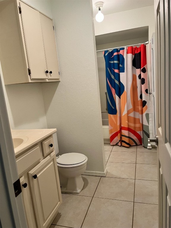 9601 Hefner Village Boulevard, Oklahoma City, OK 73162 full bathroom with shower / bath combo, toilet, tile flooring, and vanity