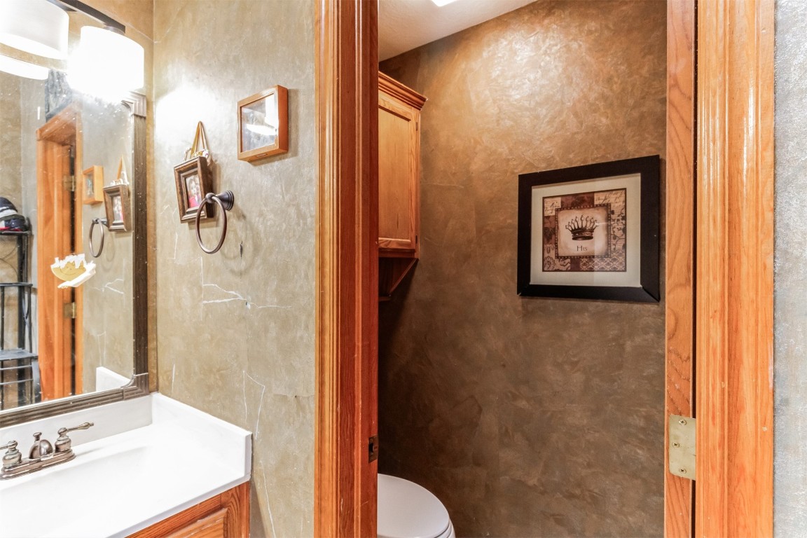 428 E Magnolia Terrace, Mustang, OK 73064 bathroom featuring oversized vanity and toilet