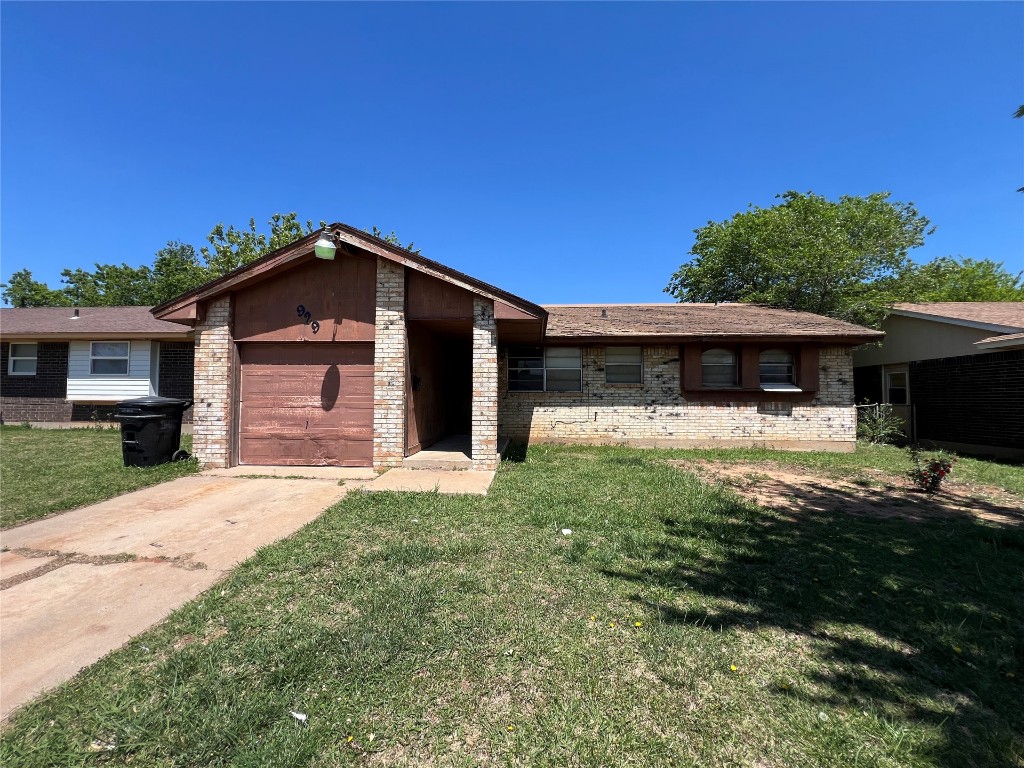 Here is your perfect chance to renovate and create your own dream property! House is being sold AS-IS. This house is a great deal for investors or DIY homeowner. Come see it today, it won't last long!