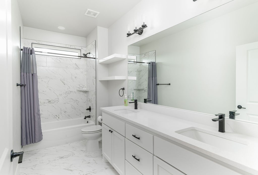 20498 SE 119th Street, McLoud, OK 74851 full bathroom with tile flooring, dual vanity, shower / bath combo, and toilet