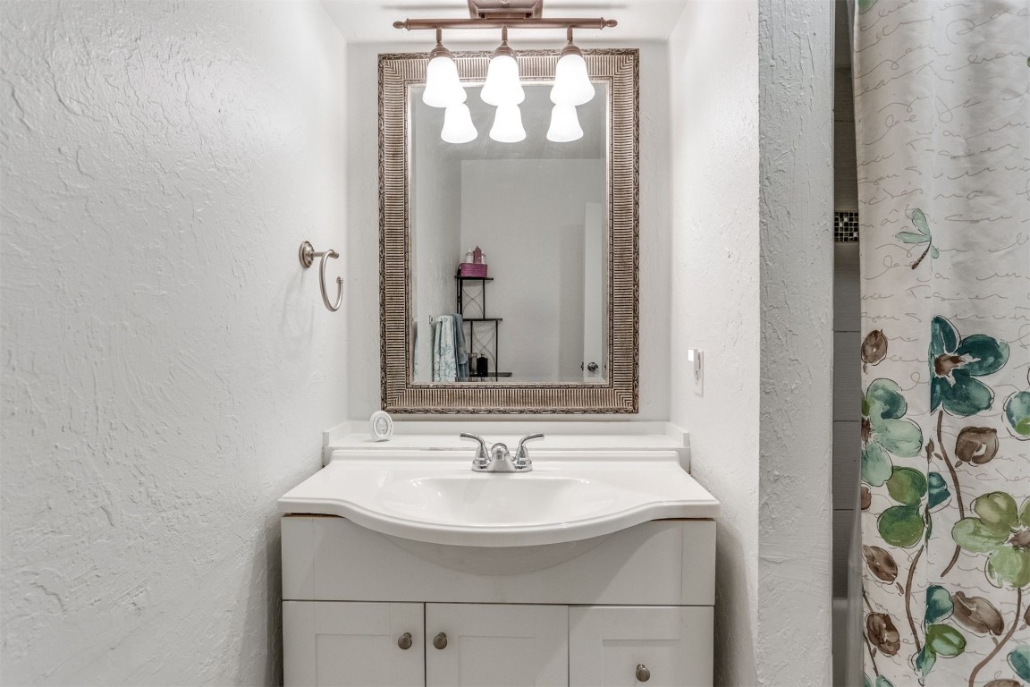 6732 N Meridian Avenue, #E, Oklahoma City, OK 73116 bathroom featuring large vanity