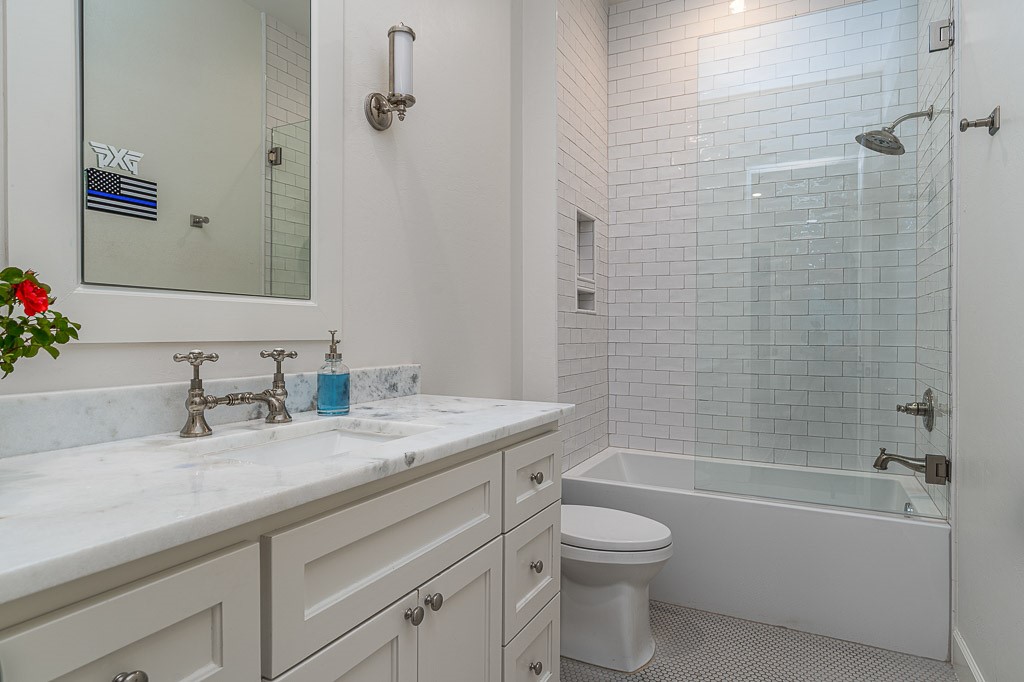2525 Spring Lake Court, Jones, OK 73049 full bathroom with vanity, toilet, tiled shower / bath, and tile flooring