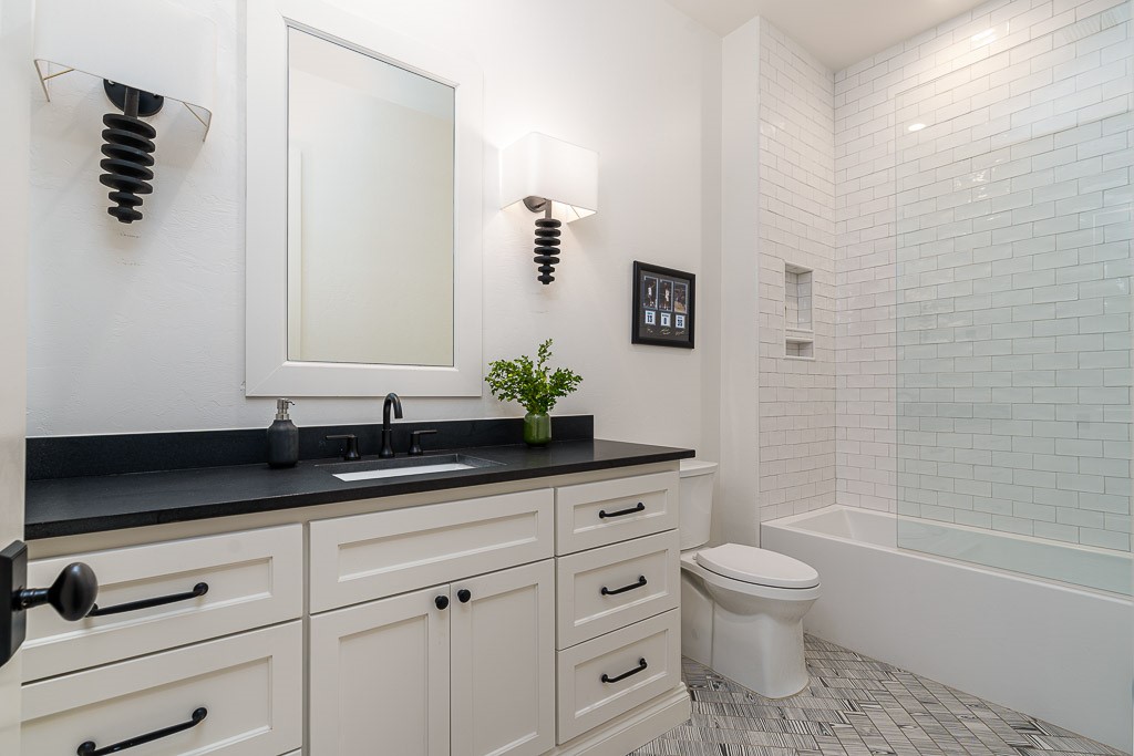 2525 Spring Lake Court, Jones, OK 73049 full bathroom with vanity, toilet, tile floors, and tiled shower / bath combo