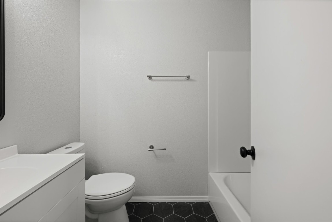 1619 W Oklahoma Avenue, Guthrie, OK 73044 full bathroom with tile flooring, vanity, tub / shower combination, and toilet
