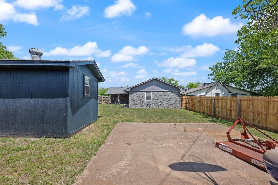 1619 W Oklahoma Avenue, Guthrie, OK 73044 view of yard with an outdoor structure and a patio area