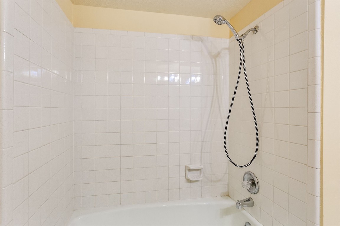 224 N Westminster Way, Mustang, OK 73064 bathroom featuring tiled shower / bath