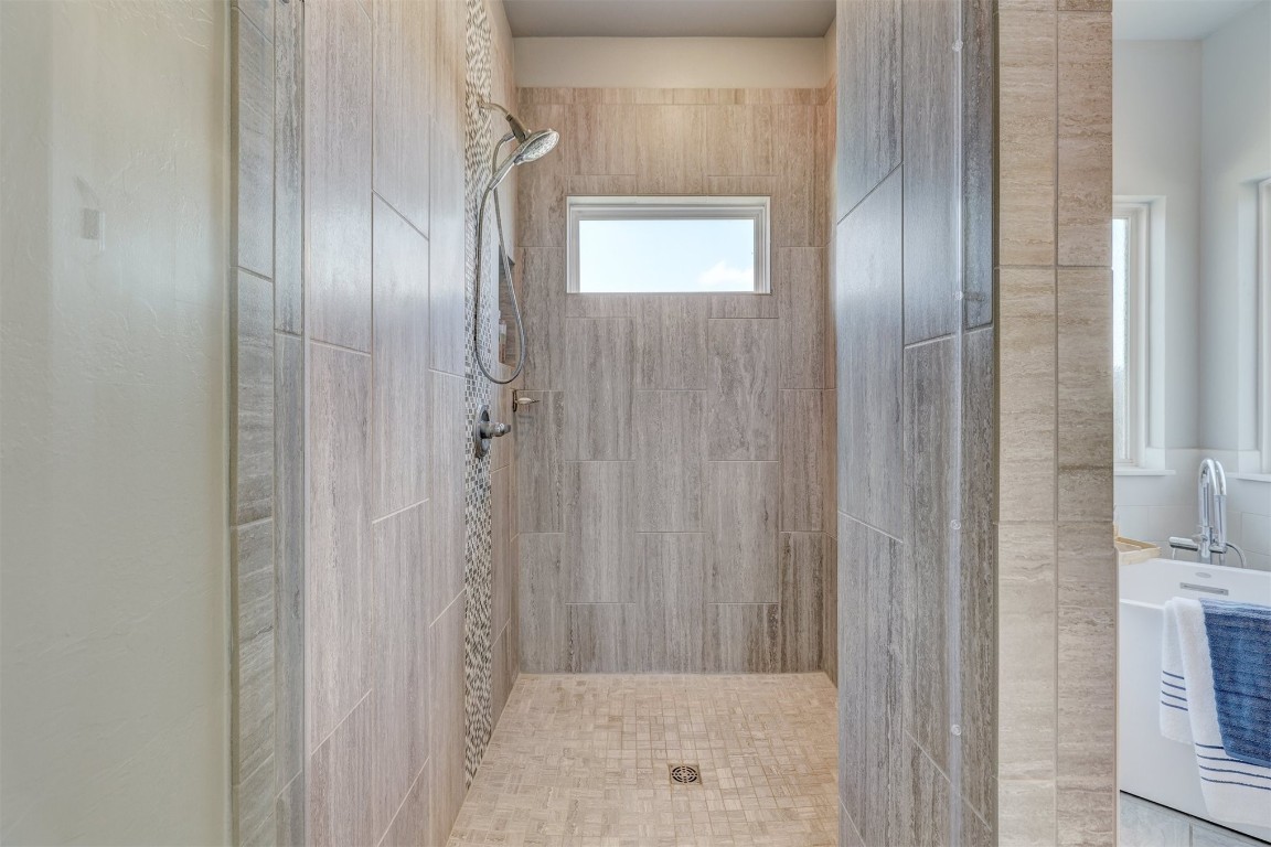 15494 Pheasant Run, Guthrie, OK 73044 bathroom featuring a washtub and dual bowl vanity