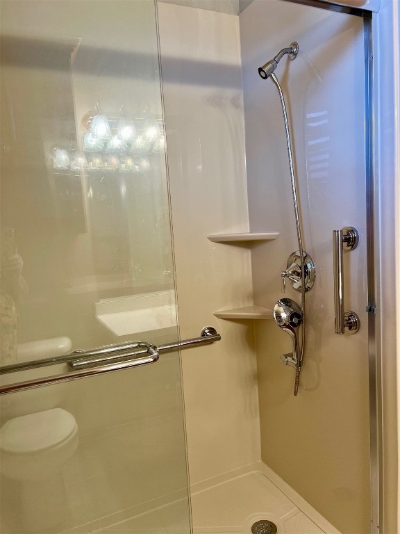 180 N Lakeside Terrace, Mustang, OK 73064 bathroom featuring walk in shower and toilet