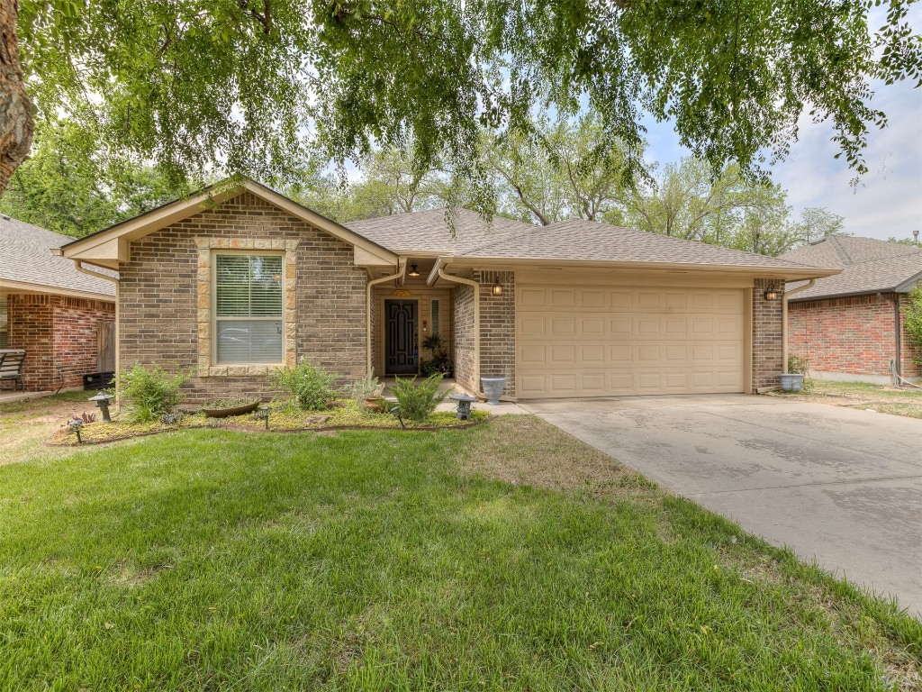 2924 Woodcrest Creek Drive, Norman, OK 73071 ranch-style home featuring a garage and a front yard