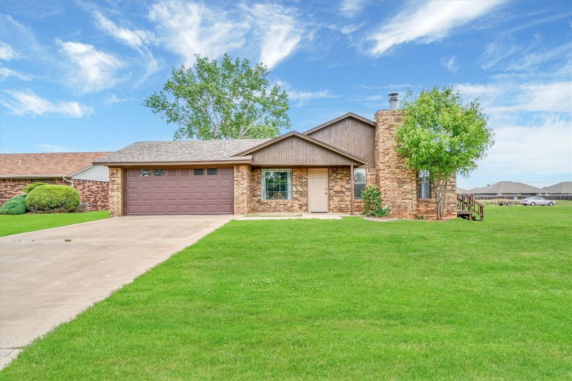 3028 Gettysburg Drive, Altus, OK 73521 single story home featuring a front lawn and a garage