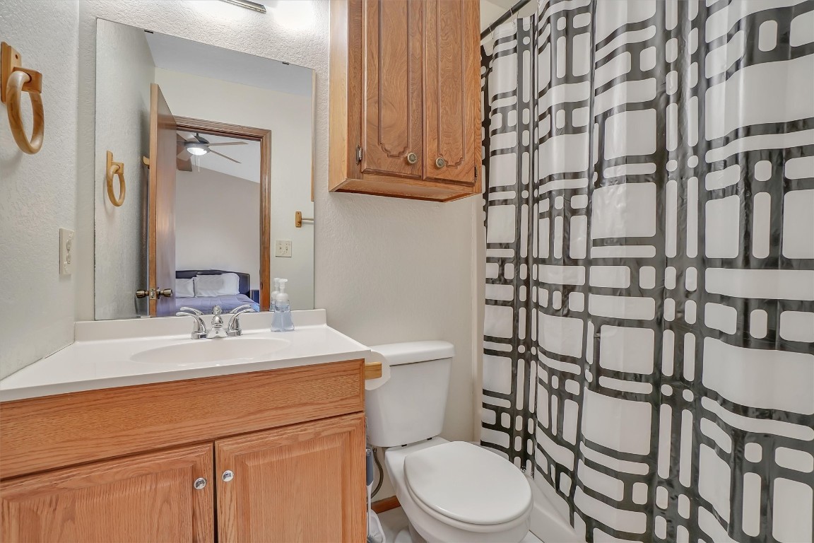 3028 Gettysburg Drive, Altus, OK 73521 bathroom featuring toilet, ceiling fan, and large vanity