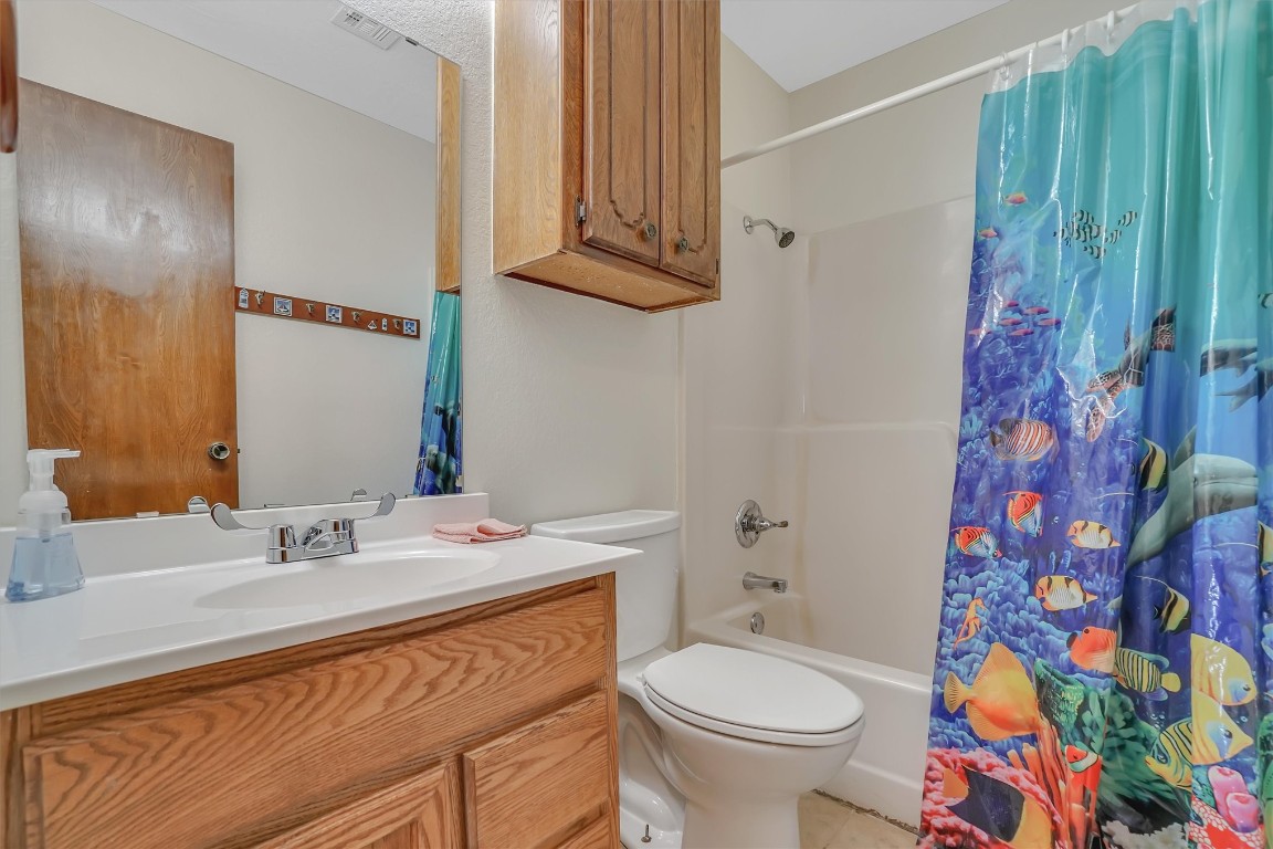 3028 Gettysburg Drive, Altus, OK 73521 full bathroom featuring tile floors, shower / tub combo, vanity, and toilet