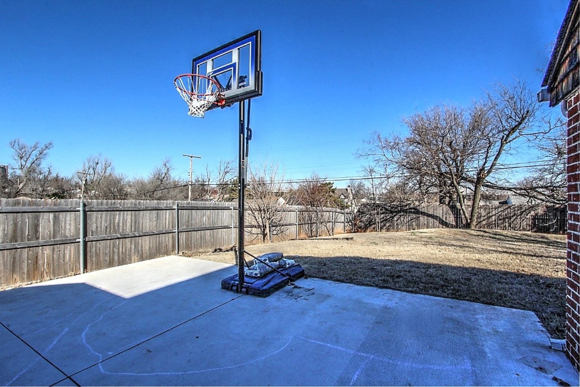 721 NW 48th Street, Oklahoma City, OK 73118 view of basketball court