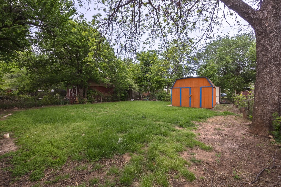3001 W Hill Street, Oklahoma City, OK 73112 view of yard featuring a storage unit
