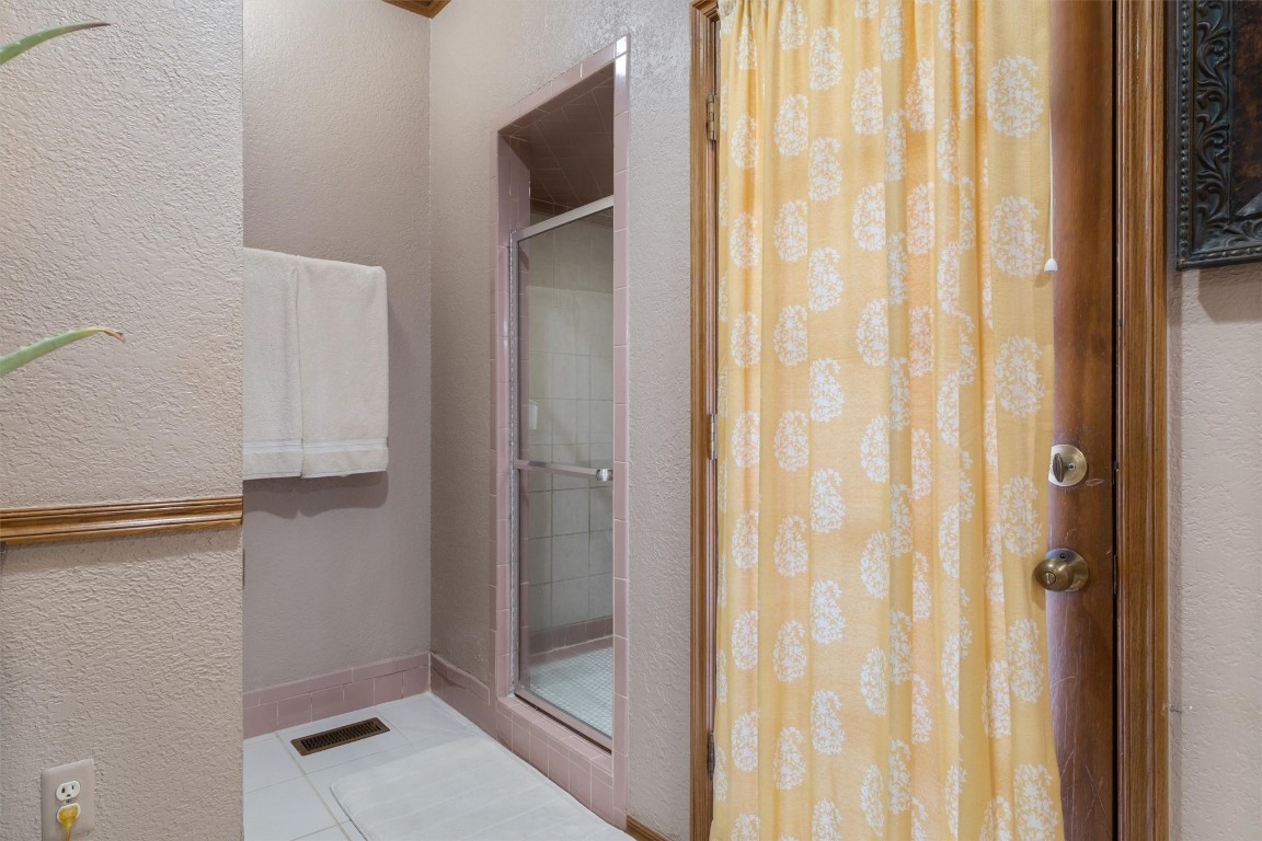11517 Hackney Lane, Yukon, OK 73099 bathroom featuring an enclosed shower