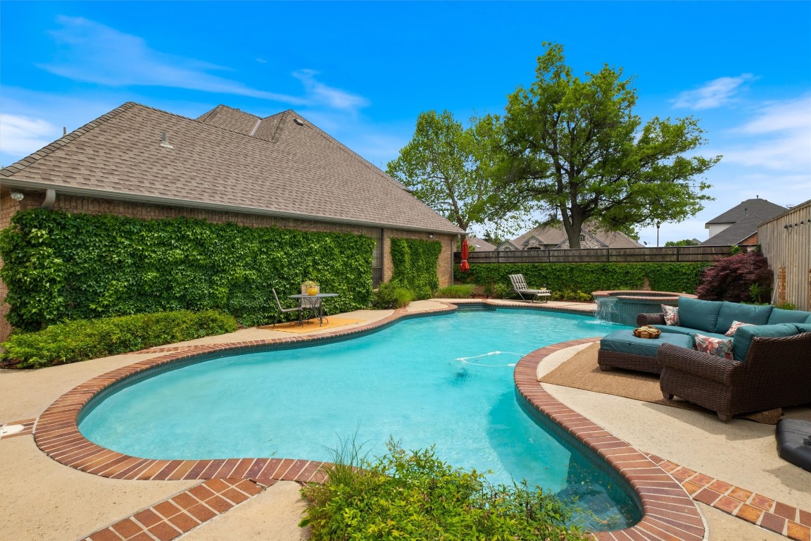 11517 Hackney Lane, Yukon, OK 73099 view of pool featuring a patio area and an in ground hot tub