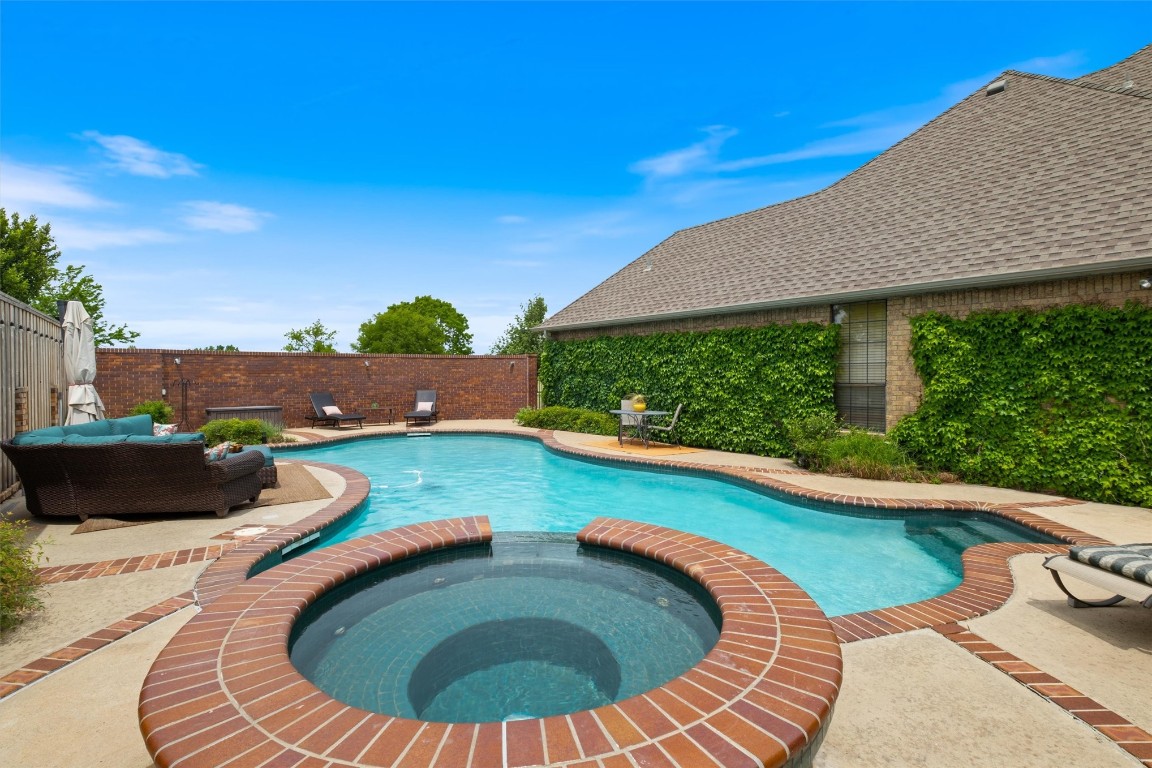 11517 Hackney Lane, Yukon, OK 73099 view of pool featuring a patio and an in ground hot tub
