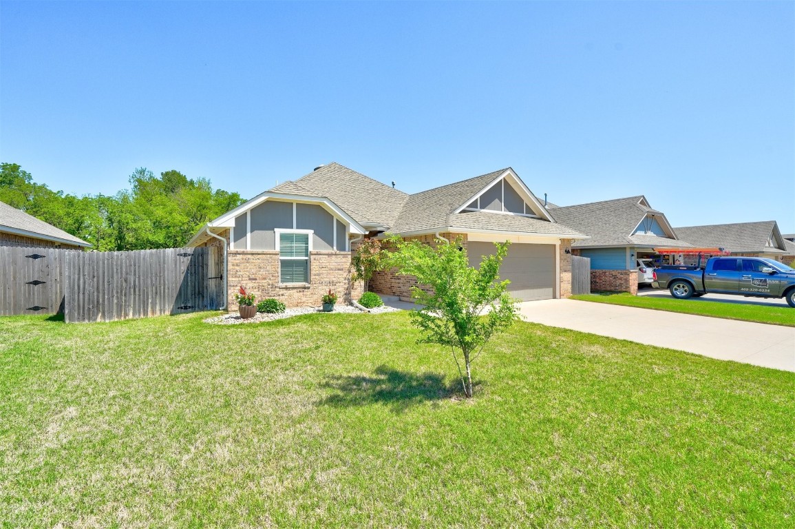 1727 W Blake Way, Mustang, OK 73064 craftsman-style house with a garage and a front yard