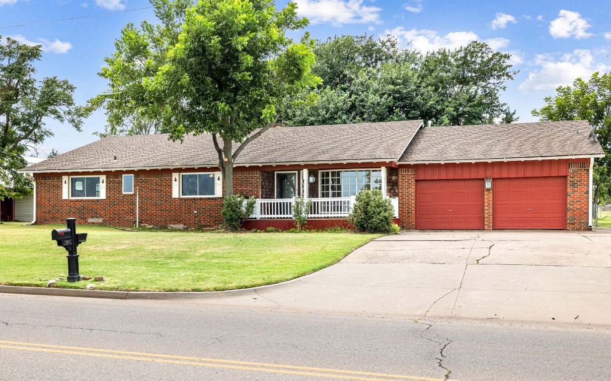 2500 S Choctaw Avenue, El Reno, OK 73036 ranch-style home featuring a front yard and a garage