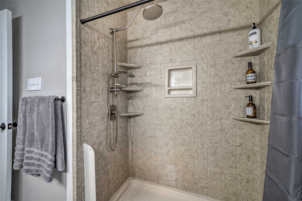 1309 Keystone Lane, Norman, OK 73071 bathroom featuring a tile shower