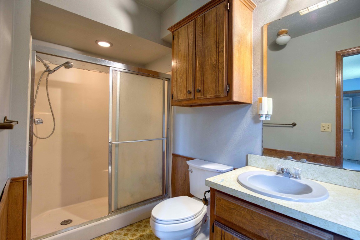 213 Falcon Court, Norman, OK 73069 bathroom featuring large vanity, an enclosed shower, toilet, and tile flooring