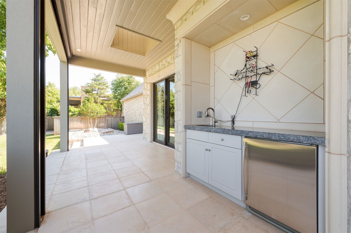 6510 N Hillcrest Avenue, Nichols Hills, OK 73116 exterior space featuring sink