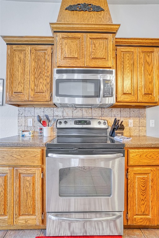 2910 Hunter Pointe, Altus, OK 73521 kitchen featuring light tile flooring, backsplash, and stainless steel appliances