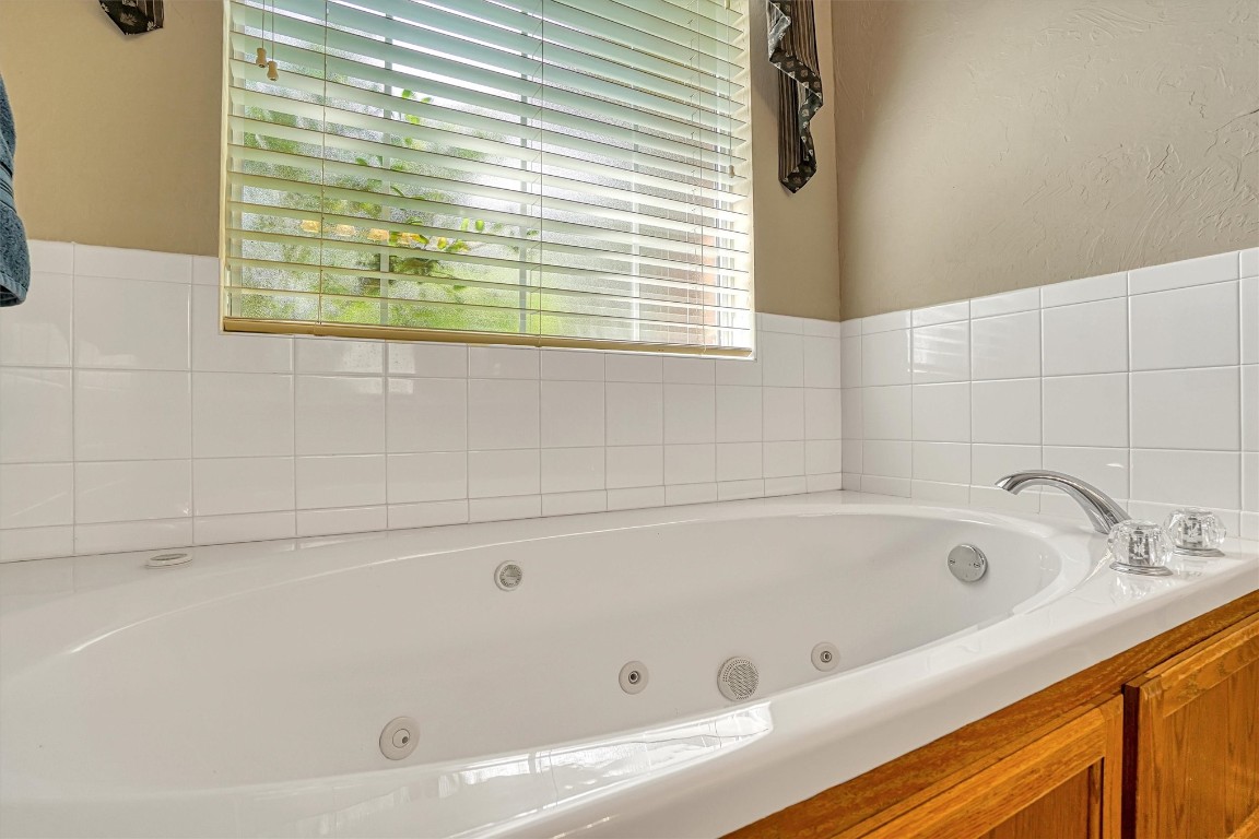 2910 Hunter Pointe, Altus, OK 73521 bathroom featuring a wealth of natural light and a tub