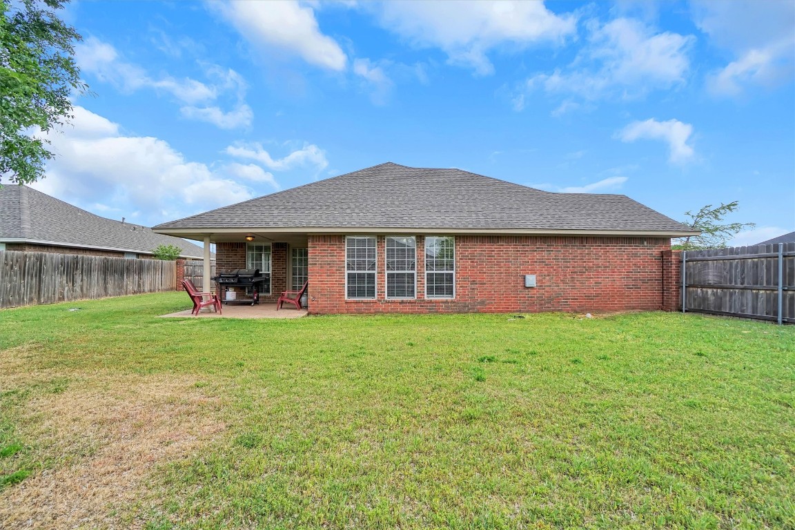 2910 Hunter Pointe, Altus, OK 73521 back of house featuring a patio and a lawn