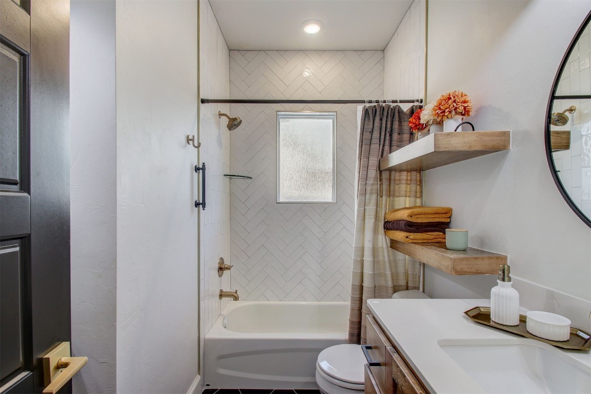 9224 NW 82nd Street, Yukon, OK 73099 full bathroom featuring vanity with extensive cabinet space, shower / tub combo, and toilet