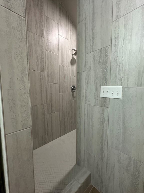 3209 N Pioneer Street, Oklahoma City, OK 73107 bathroom with tiled shower