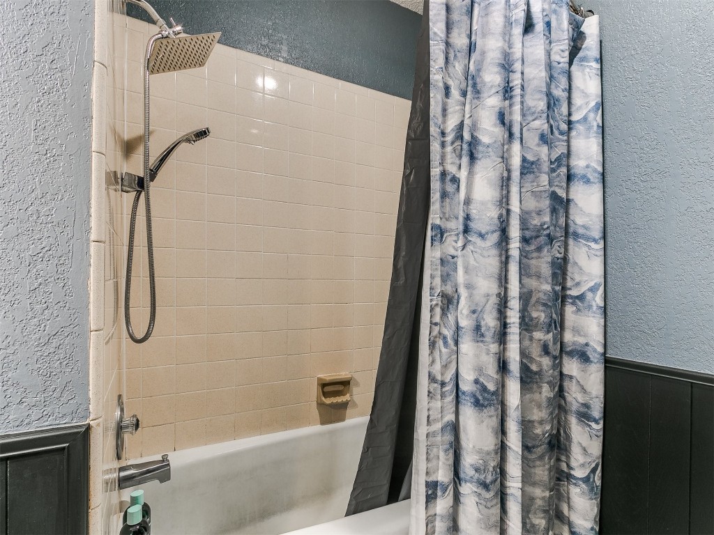 136 Sequoia Park Drive, Yukon, OK 73099 bathroom featuring shower / tub combo