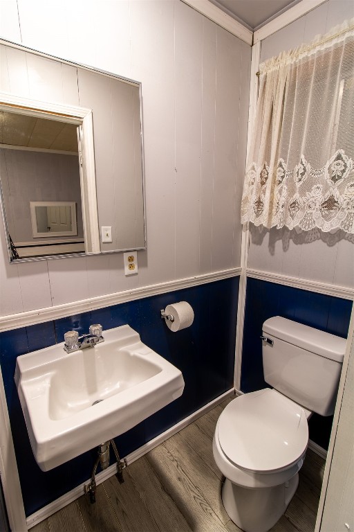 119 W Tennyson Avenue, Tecumseh, OK 74873 bathroom with wood-type flooring and toilet
