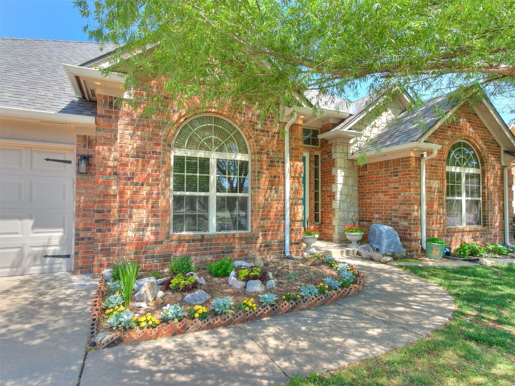 749 Gallant Fox Court, Edmond, OK 73025 view of front of house with a garage