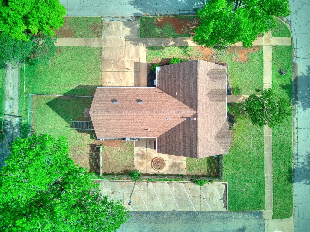 323 N Broad Street, Guthrie, OK 73044 view of drone / aerial view