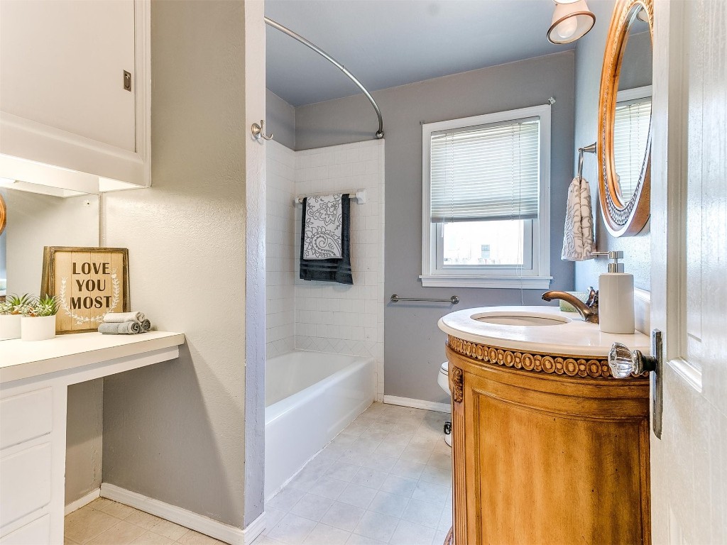 323 N Broad Street, Guthrie, OK 73044 full bathroom featuring large vanity, toilet, tiled shower / bath, and tile flooring