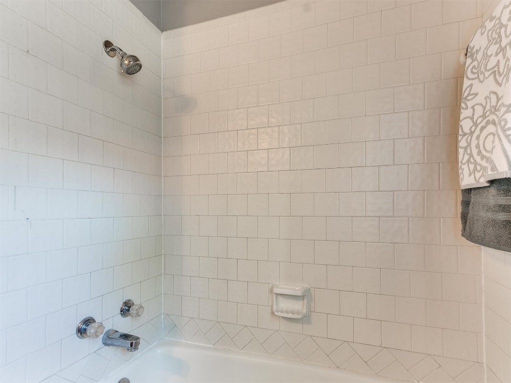 323 N Broad Street, Guthrie, OK 73044 interior details featuring tiled shower / bath