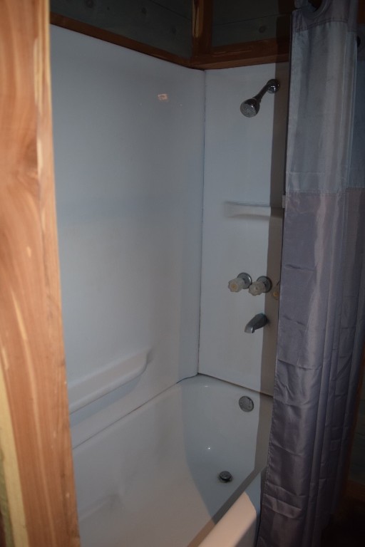 18633 N Santa Fe Avenue, Mulhall, OK 73063 bathroom with shower / bath combo