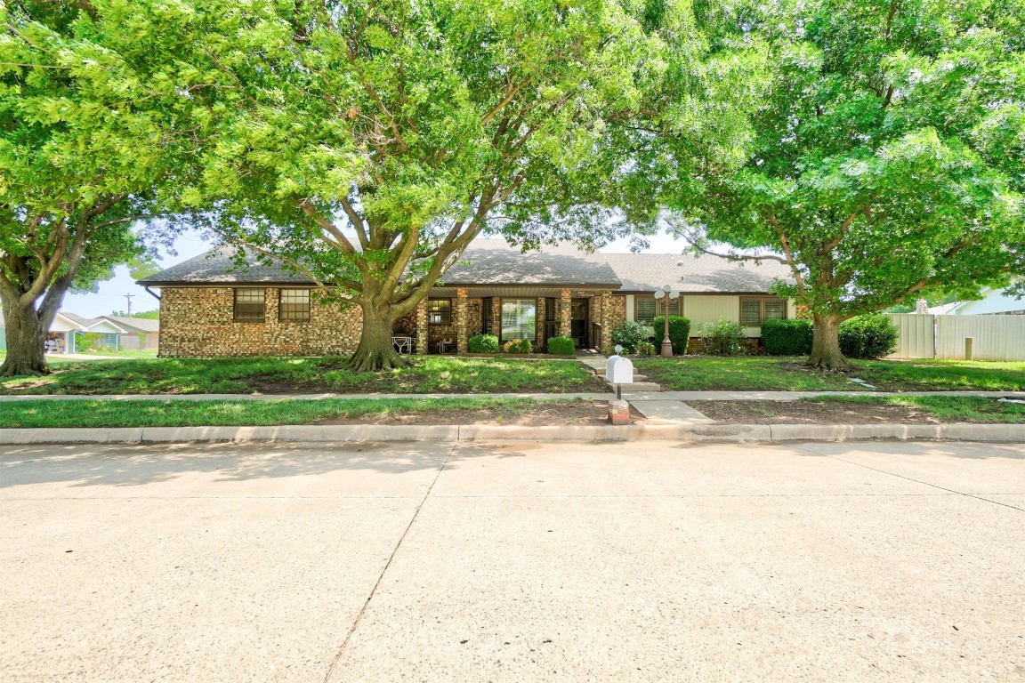 1707 Northcliff Avenue, Norman, OK 73071 view of front of home