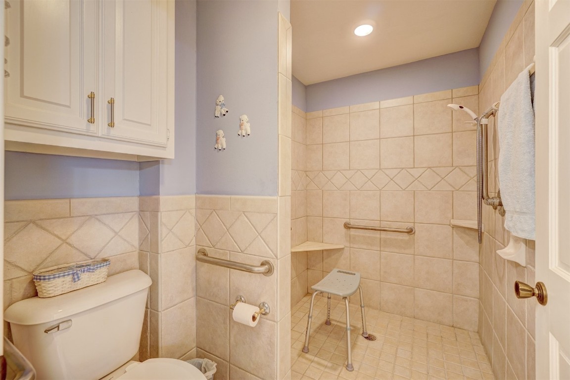 1707 Northcliff Avenue, Norman, OK 73071 bathroom with toilet and a tile shower