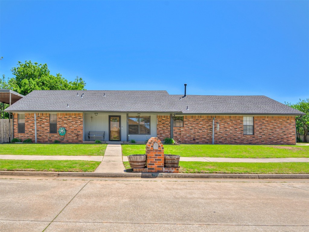 708 Waterview Road, Oklahoma City, OK 73170 ranch-style home featuring a front yard