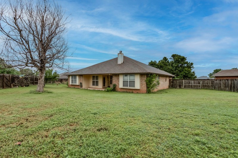 2708 NW 161st Street, Edmond, OK 73013 ranch-style house with a front yard