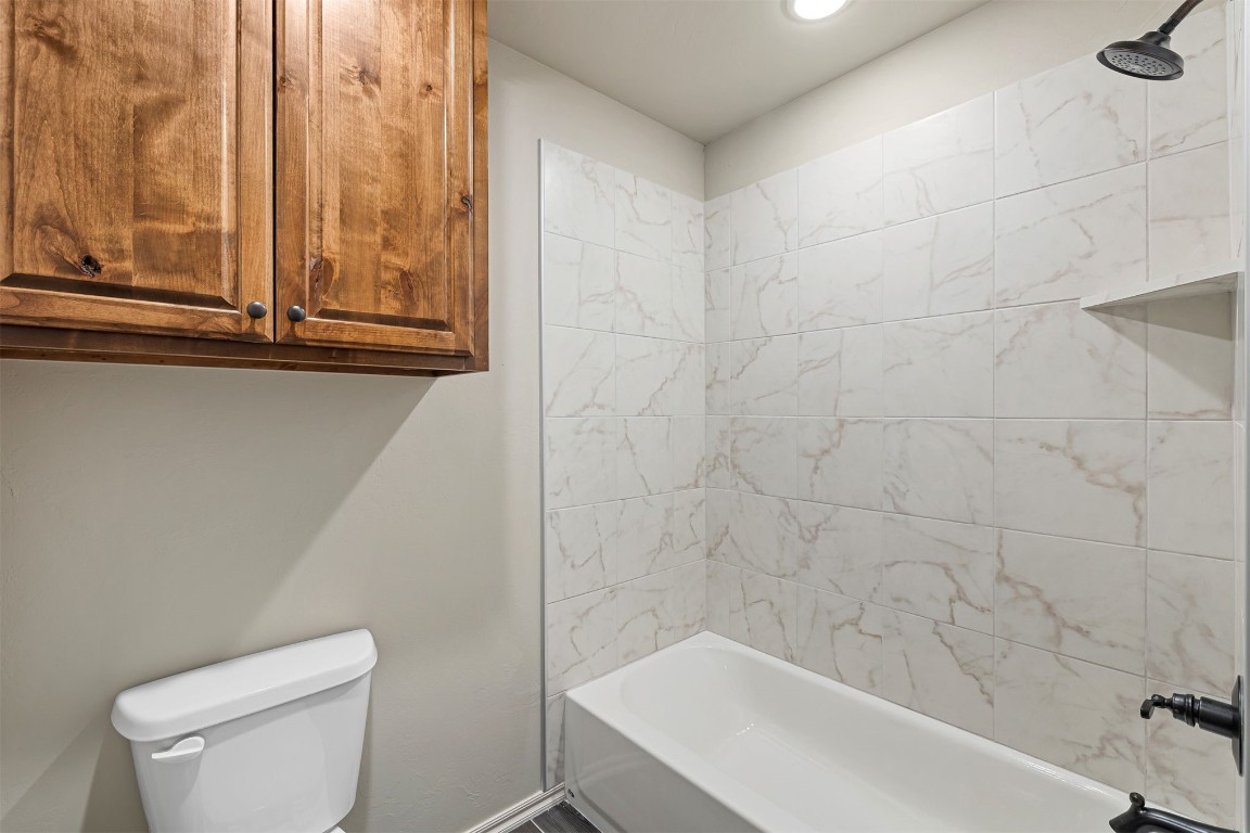 2268 S Murphys Ridge Road Road, Blanchard, OK 73010 bathroom featuring tiled shower / bath combo and toilet